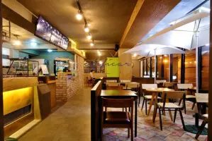 실내 파라솔이 특별한 내추럴 우드 카페 인테리어